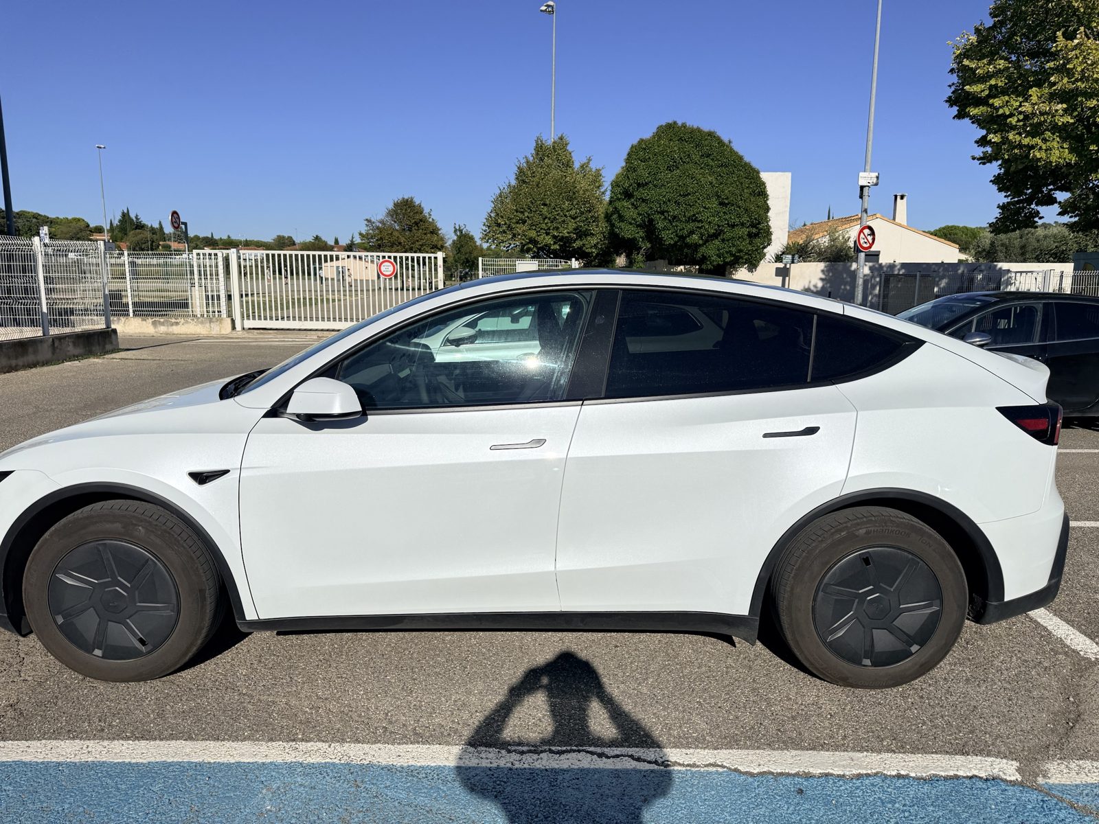 Tesla Model Y blanche, vue de profil