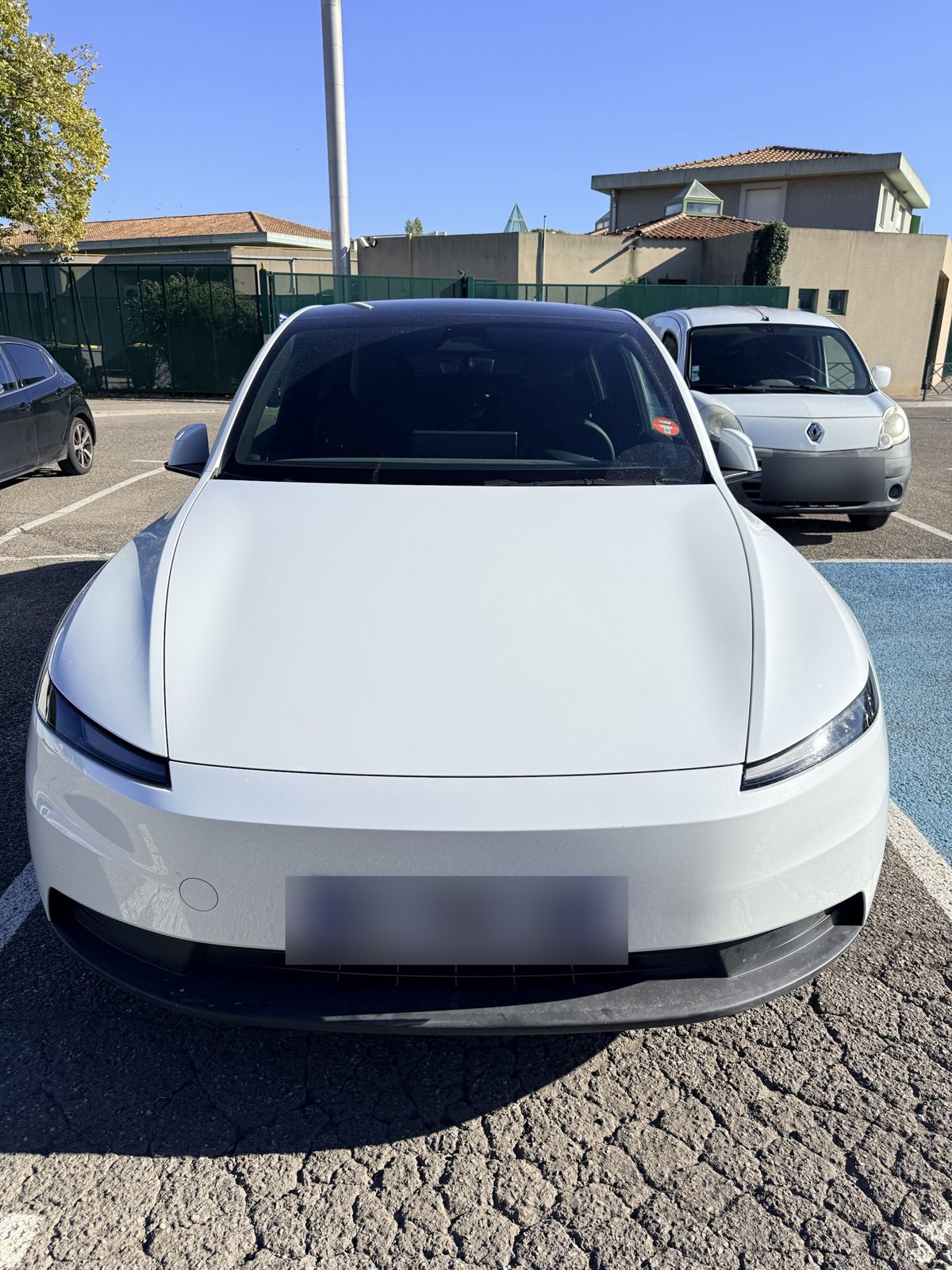 Tesla Model Y blanche, vue de face